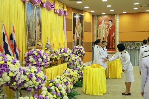 เทศบาลนครแม่สอด จัดพิธีรับพระราชทานพระบรมฉายาลักษณ์ พระบาทสมเด็จพระเจ้าอยู่หัว ที่ฉายกับสมเด็จพระนางเจ้าฯ พระบรมราชินี