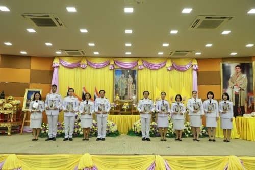 เทศบาลนครแม่สอด จัดพิธีรับพระราชทานพระบรมฉายาลักษณ์ พระบาทสมเด็จพระเจ้าอยู่หัว ที่ฉายกับสมเด็จพระนางเจ้าฯ พระบรมราชินี