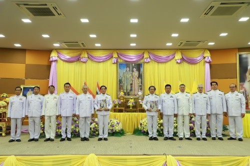 เทศบาลนครแม่สอด จัดพิธีรับพระราชทานพระบรมฉายาลักษณ์ พระบาทสมเด็จพระเจ้าอยู่หัว ที่ฉายกับสมเด็จพระนางเจ้าฯ พระบรมราชินี