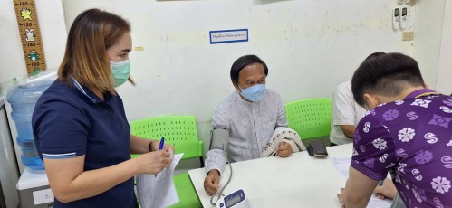 ทน.แม่สอด ลงพื้นที่เยี่ยมติดตามและพบปะประชาชนผู้มาใช้บริการ คลินิกชุมชนอบอุ่น