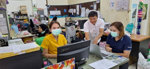ทน.แม่สอด ลงพื้นที่เยี่ยมติดตามและพบปะประชาชนผู้มาใช้บริการ คลินิกชุมชนอบอุ่น