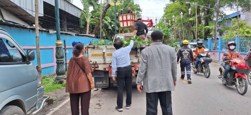 เทศบาลนครแม่สอด ลงพื้นที่ดำเนินการตัดต้นไม้ กิ่งไม้ บริเวณโรงเรียนแม่สอด