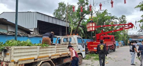 เทศบาลนครแม่สอด ลงพื้นที่ดำเนินการตัดต้นไม้ กิ่งไม้ บริเวณโรงเรียนแม่สอด