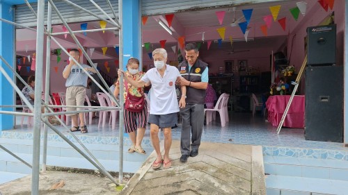 เทศบาลนครแม่สอด ลงพื้นที่ให้บริการยืนยันตัวตนผ่านระบบ หมอพร้อม DID ชุมชนดอนไชย