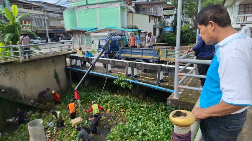 เทศบาลนครแม่สอด ลงพื้นที่ดำเนินการขุดลอกลำคลองชุมชนชุมพลพัฒนา 