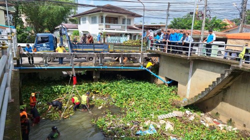 เทศบาลนครแม่สอด ลงพื้นที่ดำเนินการขุดลอกลำคลองชุมชนชุมพลพัฒนา 