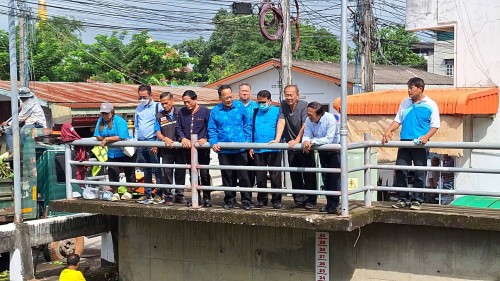 เทศบาลนครแม่สอด ลงพื้นที่ดำเนินการขุดลอกลำคลองชุมชนชุมพลพัฒนา 