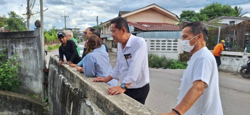 ทน.แม่สอด ลงพื้นที่ดำเนินการกำจัดวัชพืชและขุดลอกลำคลองชุมชนอินทรคีรี 1