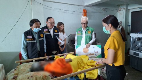 ทน.แม่สอด ลงพื้นที่เยี่ยมบ้านมอบสิ่งของอุปโภคบริโภคให้แก่ผู้สูงอายุและผู้ป่วยติดเตียง