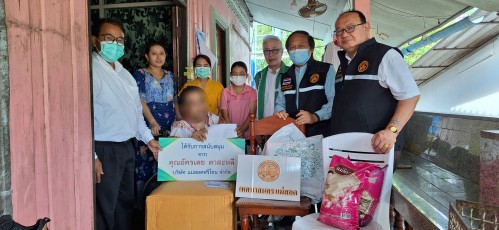 ทน.แม่สอด ลงพื้นที่เยี่ยมบ้านมอบสิ่งของอุปโภคบริโภคให้แก่ผู้สูงอายุและผู้ป่วยติดเตียง