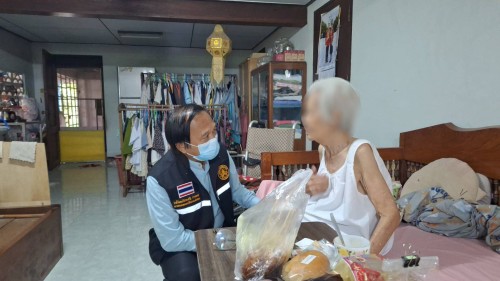 ทน.แม่สอด ลงพื้นที่เยี่ยมบ้านมอบสิ่งของอุปโภคบริโภคให้แก่ผู้สูงอายุและผู้ป่วยติดเตียง