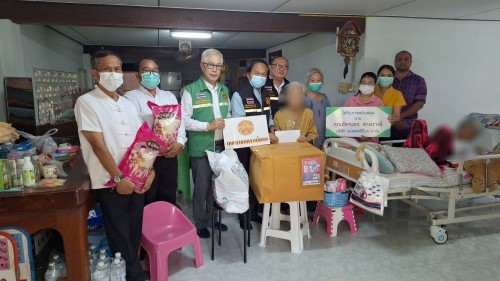 ทน.แม่สอด ลงพื้นที่เยี่ยมบ้านมอบสิ่งของอุปโภคบริโภคให้แก่ผู้สูงอายุและผู้ป่วยติดเตียง