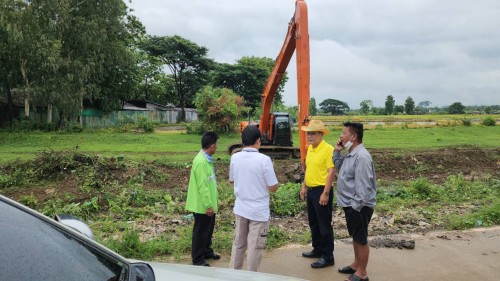 เทศบาลนครแม่สอด ร่วมลงพื้นที่กับองค์การบริหารส่วนจังหวัดตาก บูรณาการขุดลอกรางระบายน้ำและร่องระบายน้ำป้องกันน้ำท่วมขัง