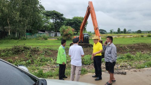 เทศบาลนครแม่สอด ร่วมลงพื้นที่กับองค์การบริหารส่วนจังหวัดตาก บูรณาการขุดลอกรางระบายน้ำและร่องระบายน้ำป้องกันน้ำท่วมขัง