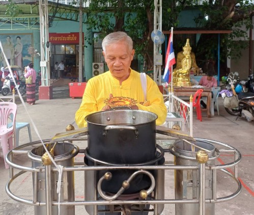ทน.แม่สอด ร่วมพิธีถวายเทียนจำนำพรรษา พร้อมผ้าอาบน้ำฝน  ชมรมผู้สูงอายุเทศบาลนครแม่สอด