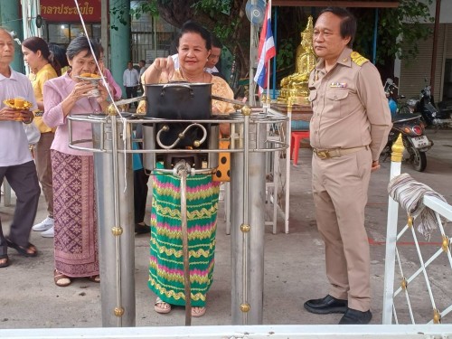 ทน.แม่สอด ร่วมพิธีถวายเทียนจำนำพรรษา พร้อมผ้าอาบน้ำฝน  ชมรมผู้สูงอายุเทศบาลนครแม่สอด