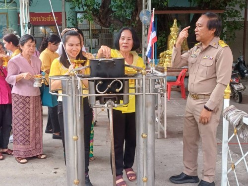 ทน.แม่สอด ร่วมพิธีถวายเทียนจำนำพรรษา พร้อมผ้าอาบน้ำฝน  ชมรมผู้สูงอายุเทศบาลนครแม่สอด