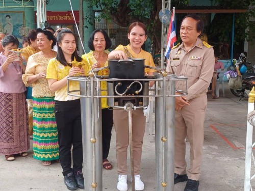 ทน.แม่สอด ร่วมพิธีถวายเทียนจำนำพรรษา พร้อมผ้าอาบน้ำฝน  ชมรมผู้สูงอายุเทศบาลนครแม่สอด
