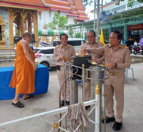 ทน.แม่สอด ร่วมพิธีถวายเทียนจำนำพรรษา พร้อมผ้าอาบน้ำฝน  ชมรมผู้สูงอายุเทศบาลนครแม่สอด