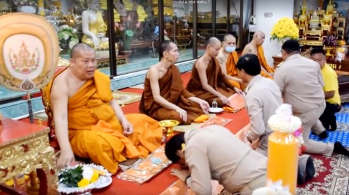 ทน.แม่สอด ร่วมพิธีถวายเทียนจำนำพรรษา พร้อมผ้าอาบน้ำฝน  ชมรมผู้สูงอายุเทศบาลนครแม่สอด