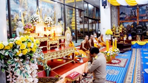 ทน.แม่สอด ร่วมพิธีถวายเทียนจำนำพรรษา พร้อมผ้าอาบน้ำฝน  ชมรมผู้สูงอายุเทศบาลนครแม่สอด