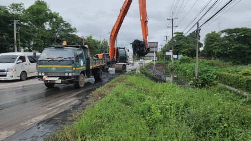 เทศบาลนครแม่สอด ร่วมกับองค์การบริหารส่วนจังหวัดตาก ลงพื้นที่ดำเนินการขุดลอกร่องระบายน้ำ 