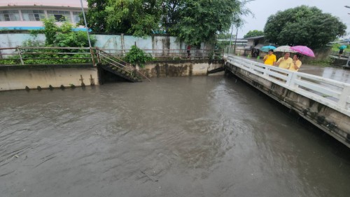 ทน.แม่สอด ลงพื้นที่ติดตามสถานการณ์น้ำ เนื่องจากมีฝนตกหนักอย่างต่อเนื่อง