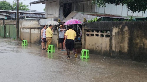ทน.แม่สอด ลงพื้นที่ติดตามสถานการณ์น้ำ เนื่องจากมีฝนตกหนักอย่างต่อเนื่อง