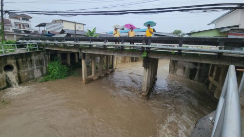 ทน.แม่สอด ลงพื้นที่ติดตามสถานการณ์น้ำ เนื่องจากมีฝนตกหนักอย่างต่อเนื่อง
