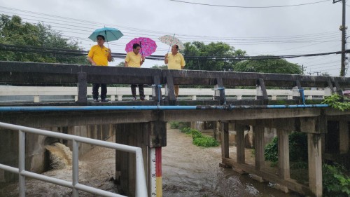 ทน.แม่สอด ลงพื้นที่ติดตามสถานการณ์น้ำ เนื่องจากมีฝนตกหนักอย่างต่อเนื่อง