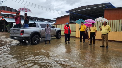 ทน.แม่สอด ลงพื้นที่ติดตามสถานการณ์น้ำ เนื่องจากมีฝนตกหนักอย่างต่อเนื่อง