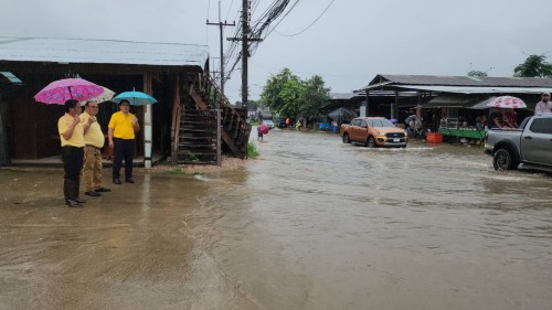ทน.แม่สอด ลงพื้นที่ติดตามสถานการณ์น้ำ เนื่องจากมีฝนตกหนักอย่างต่อเนื่อง