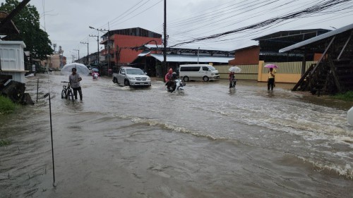 ทน.แม่สอด ลงพื้นที่ติดตามสถานการณ์น้ำ เนื่องจากมีฝนตกหนักอย่างต่อเนื่อง