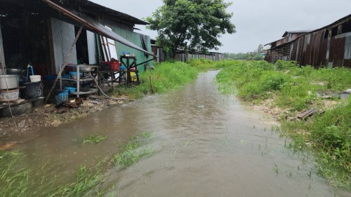 ทน.แม่สอด ลงพื้นที่ติดตามสถานการณ์น้ำ เนื่องจากมีฝนตกหนักอย่างต่อเนื่อง