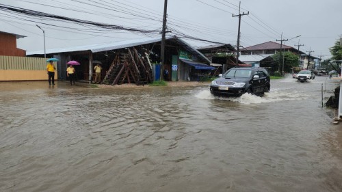 ทน.แม่สอด ลงพื้นที่ติดตามสถานการณ์น้ำ เนื่องจากมีฝนตกหนักอย่างต่อเนื่อง