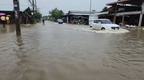 ทน.แม่สอด ลงพื้นที่ติดตามสถานการณ์น้ำ เนื่องจากมีฝนตกหนักอย่างต่อเนื่อง