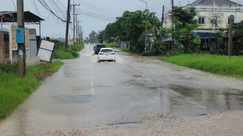 ทน.แม่สอด ลงพื้นที่ติดตามสถานการณ์น้ำ เนื่องจากมีฝนตกหนักอย่างต่อเนื่อง