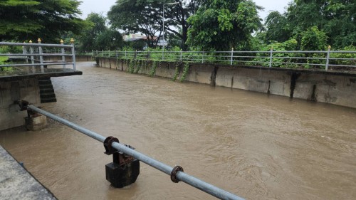 ทน.แม่สอด ลงพื้นที่ติดตามสถานการณ์น้ำ เนื่องจากมีฝนตกหนักอย่างต่อเนื่อง