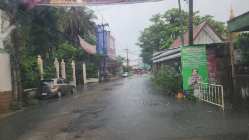 ทน.แม่สอด ลงพื้นที่ติดตามสถานการณ์น้ำ เนื่องจากมีฝนตกหนักอย่างต่อเนื่อง