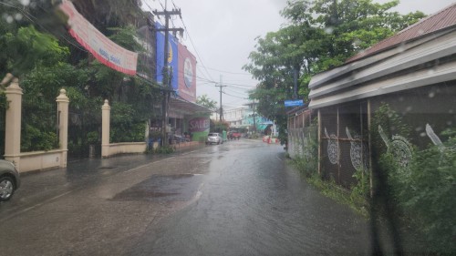 ทน.แม่สอด ลงพื้นที่ติดตามสถานการณ์น้ำ เนื่องจากมีฝนตกหนักอย่างต่อเนื่อง