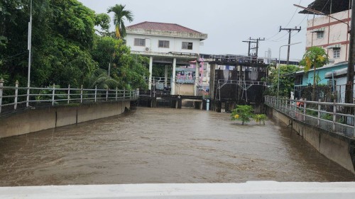 ทน.แม่สอด ลงพื้นที่ติดตามสถานการณ์น้ำ เนื่องจากมีฝนตกหนักอย่างต่อเนื่อง
