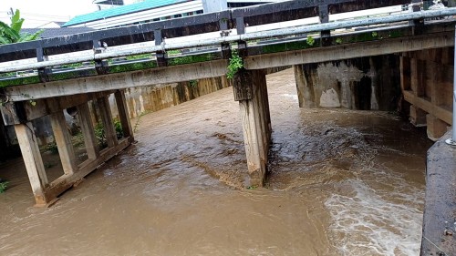 ทน.แม่สอด ลงพื้นที่ติดตามสถานการณ์น้ำ เนื่องจากมีฝนตกหนักอย่างต่อเนื่อง