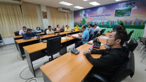 ทน.แม่สอด จัดประชุมหารือการก่อสร้างรางระบายน้ำในเขตเทศบาลนครแม่สอด
