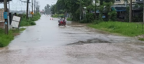 เทศบาลนครแม่สอด ลงพื้นที่ติดตามสถานการณ์น้ำ เนื่องจากมีฝนตกหนักอย่างต่อเนื่อง