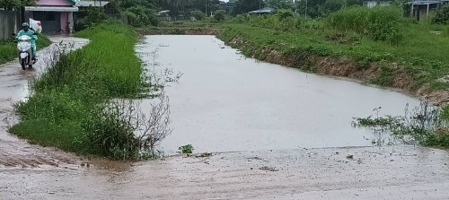 เทศบาลนครแม่สอด ลงพื้นที่ติดตามสถานการณ์น้ำ เนื่องจากมีฝนตกหนักอย่างต่อเนื่อง