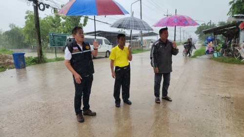 เทศบาลนครแม่สอด ลงพื้นที่ติดตามและแก้ไขสถานการณ์น้ำ เนื่องจากมีฝนตกหนักอย่างต่อเนื่อง ในเขตเทศบาลนครแม่สอด 