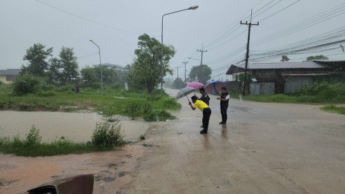 เทศบาลนครแม่สอด ลงพื้นที่ติดตามและแก้ไขสถานการณ์น้ำ เนื่องจากมีฝนตกหนักอย่างต่อเนื่อง ในเขตเทศบาลนครแม่สอด 