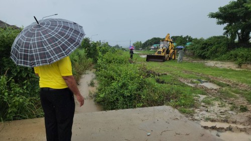 เทศบาลนครแม่สอด ลงพื้นที่ติดตามและแก้ไขสถานการณ์น้ำ เนื่องจากมีฝนตกหนักอย่างต่อเนื่อง ในเขตเทศบาลนครแม่สอด 