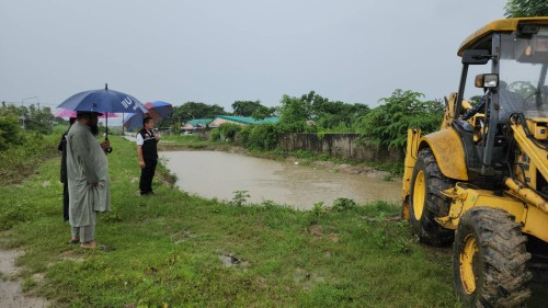 เทศบาลนครแม่สอด ลงพื้นที่ติดตามและแก้ไขสถานการณ์น้ำ เนื่องจากมีฝนตกหนักอย่างต่อเนื่อง ในเขตเทศบาลนครแม่สอด 