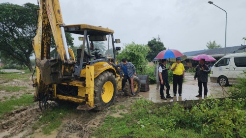 เทศบาลนครแม่สอด ลงพื้นที่ติดตามและแก้ไขสถานการณ์น้ำ เนื่องจากมีฝนตกหนักอย่างต่อเนื่อง ในเขตเทศบาลนครแม่สอด 